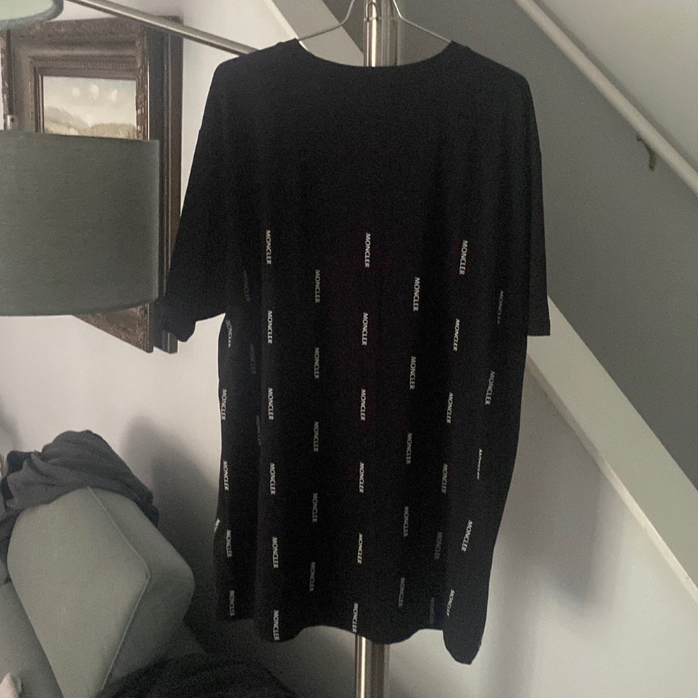 Black t shirt moncler allover print